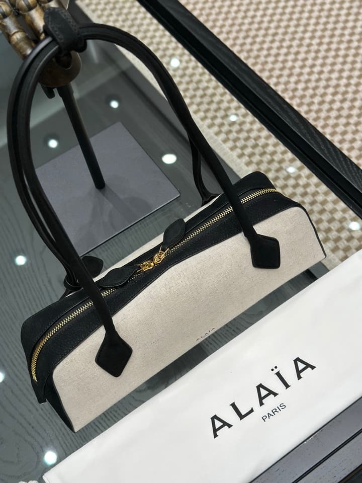 Alaïa Le Teckel Dachshund Bag in Cream And Black