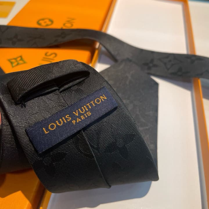 Louis Vuitton Men's Diamonds V Silk Jacquard Tie in Black