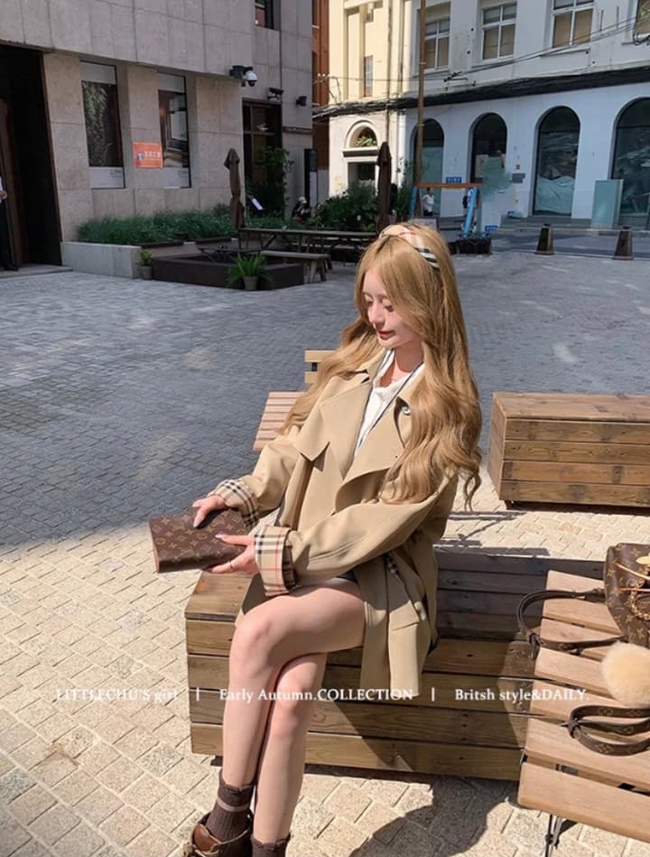Burberry Short Trench Coat in Short Khaki Trench Coat