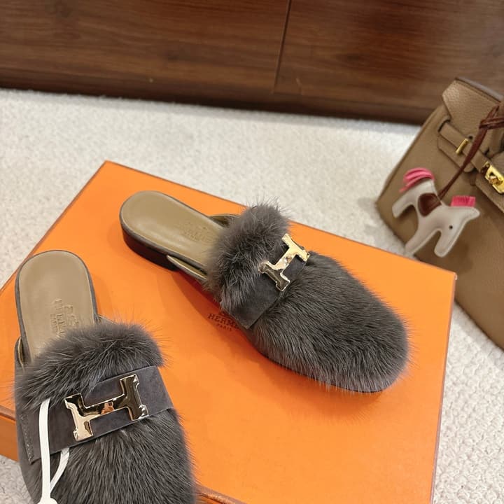 Hermès Mink Suede Loafers & Mules – Autumn/Winter Collection in Black Fur With Gold H