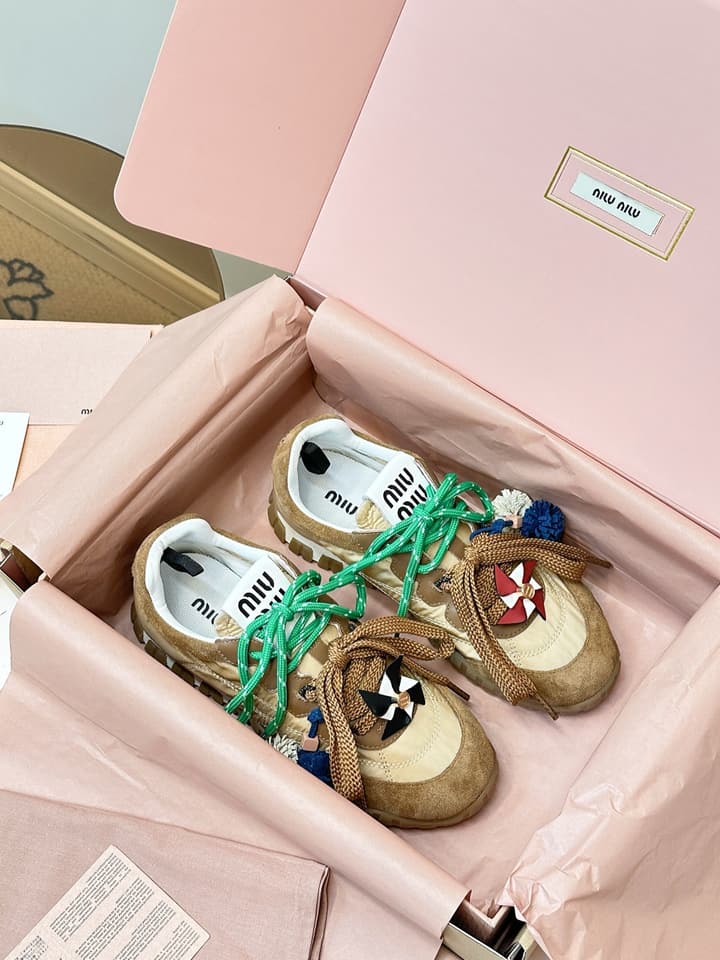 Miu Miu German Training Casual Shoes – 25SS Spring/Summer Runway Collection in Caramel Tan & Emerald Green Ribbons