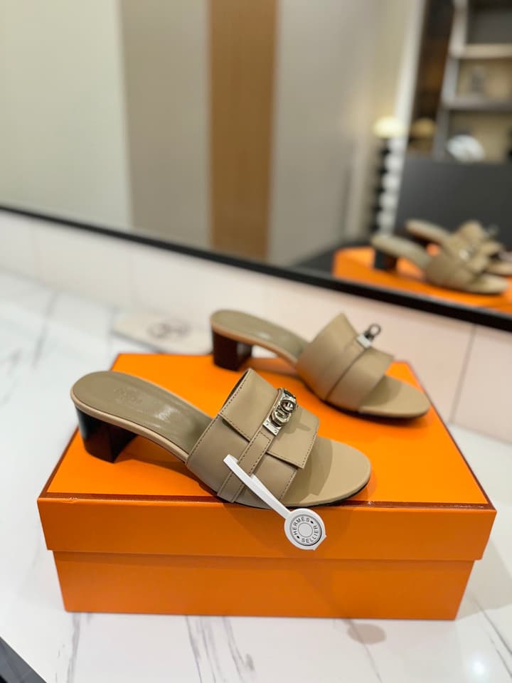 Hermès Classic Smooth Cowhide Heeled Sandals in Beige