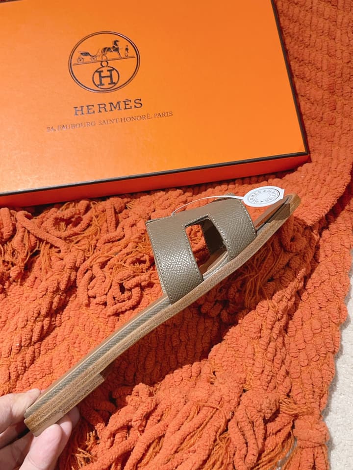 Hermès Oasis H Flat Sandals in Taupe Strap