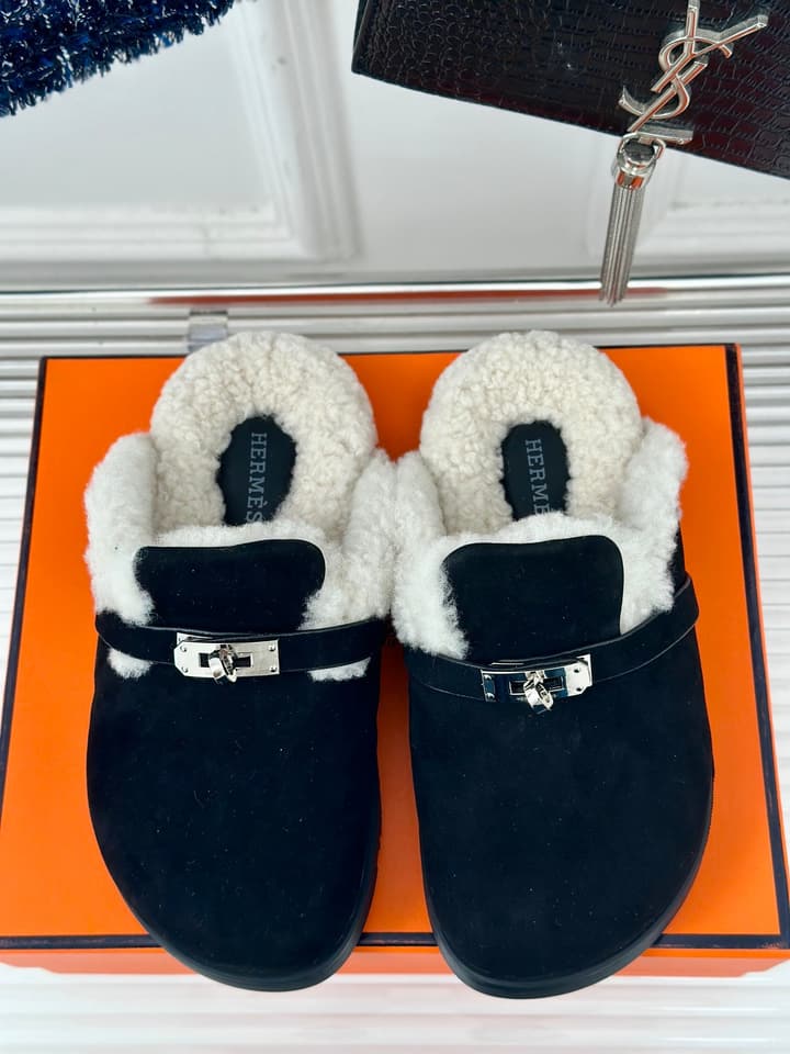 Hermès Kelly Buckle Furry Slippers – Autumn/Winter Collection in Black Suede With White Fur