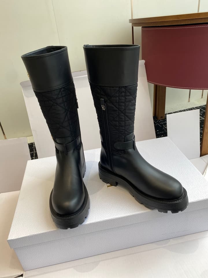 Dior CD D-Major Embroidered Graffiti Knee-High Boots – 2025FW