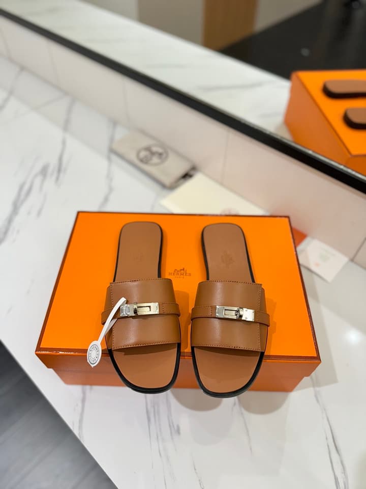 Hermès Classic Timeless Leather Sandals in Black