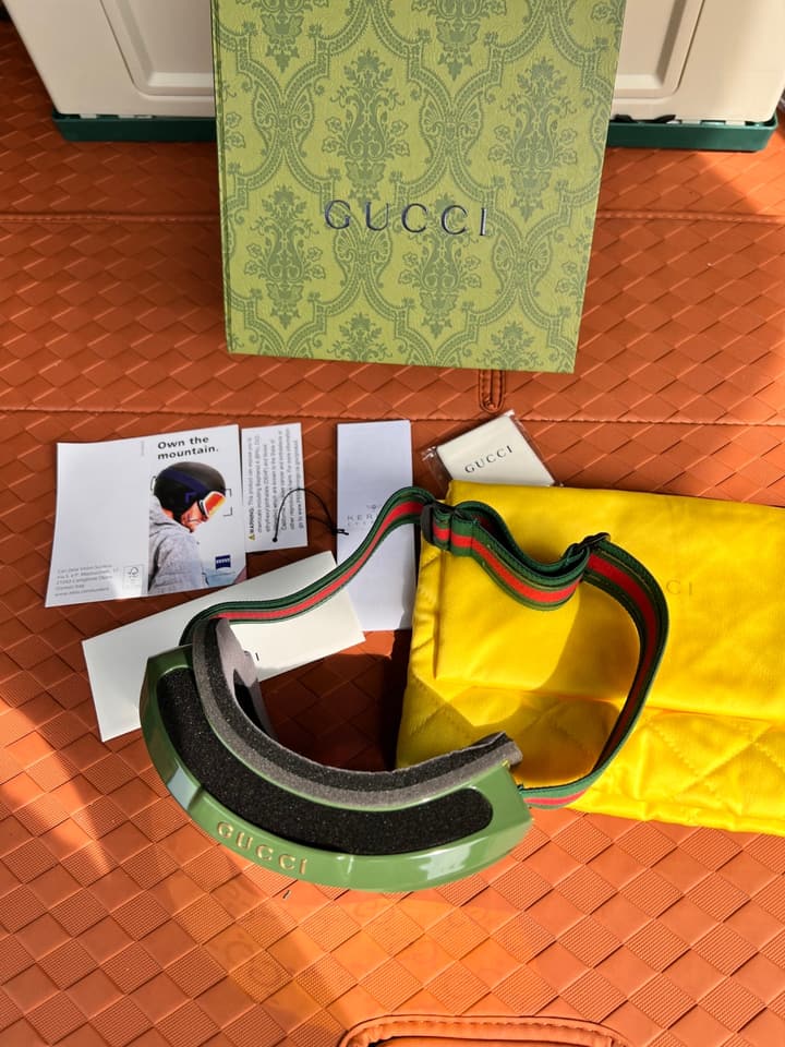 Gucci Luxury Ski Goggles in Black Frame Gucci Stripe