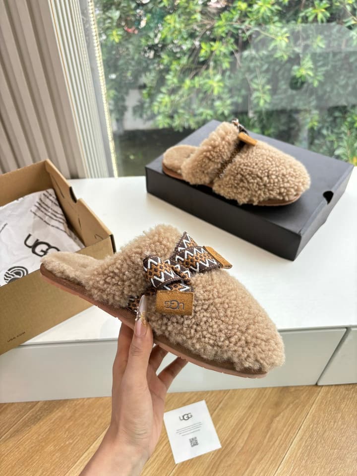 UGG Autumn/Winter Wool Slippers in Creamy White