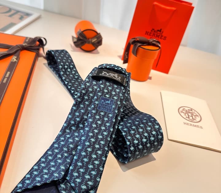 Hermès Animal Series Men's Silk Tie in Blue With Pink Pattern
