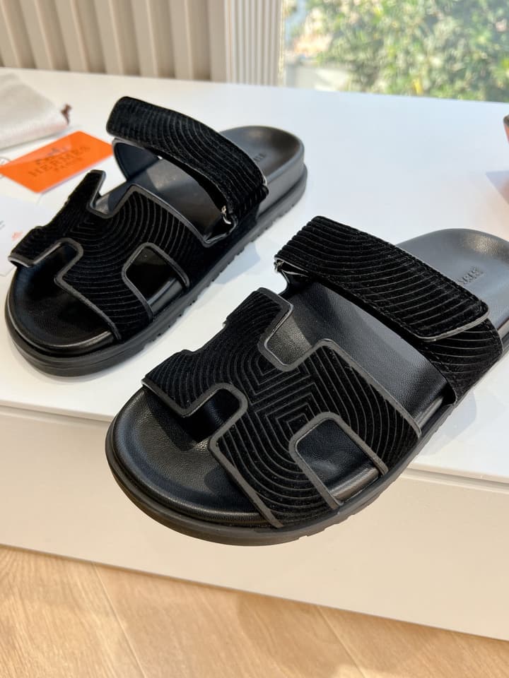 Hermès Pig Nose Thong Sandals – 2024 Spring/Summer Collection in Black