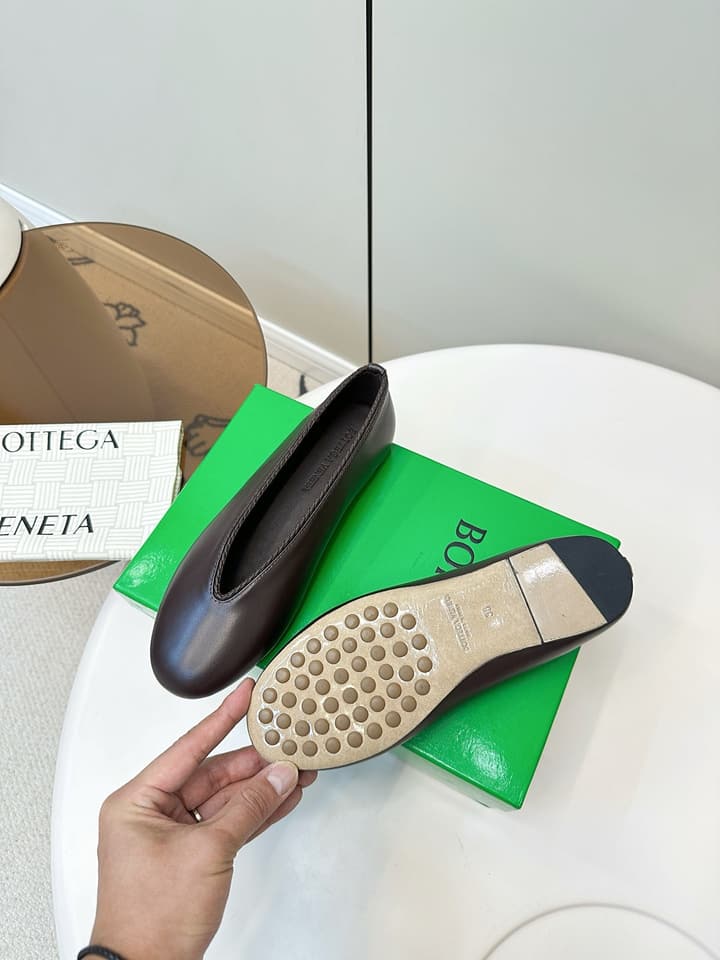 Bottega Veneta Woven Flats – 2025 Collection in Black