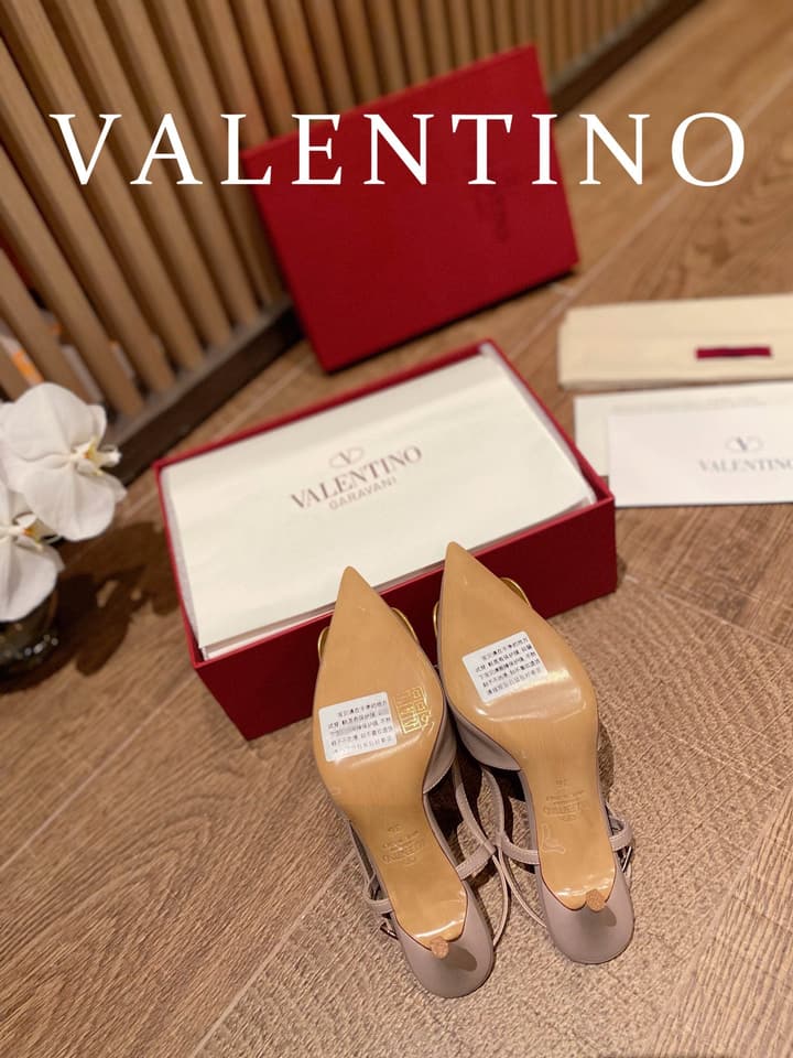 Valentino VLogo Signature Leather Pumps – 2022 Collection in Glossy Black With Red Lining