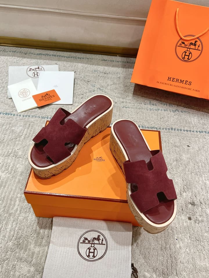 Hermès Wedge Sandals – 2024 Spring/Summer Collection in Bright Red Suede