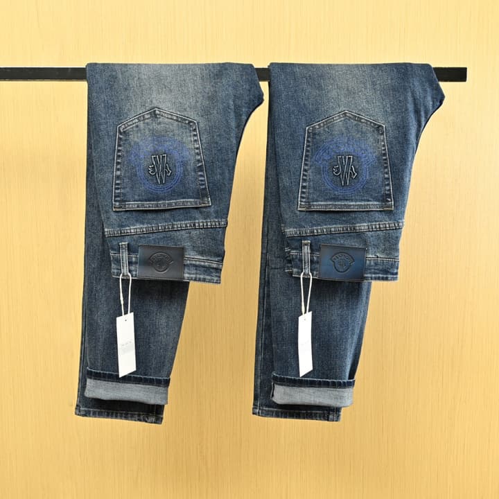 Moncler Men's Washed Stretch Straight-Leg Jeans – 25FW