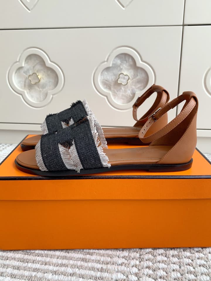 Hermès Santorini Classic H Flat Sandals in Taupe