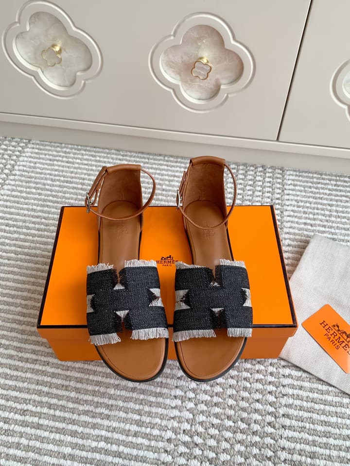 Hermès Santorini Classic H Flat Sandals in Taupe