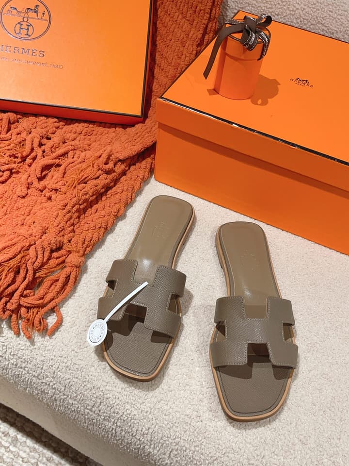 Hermès Oasis H Flat Sandals in Taupe Strap