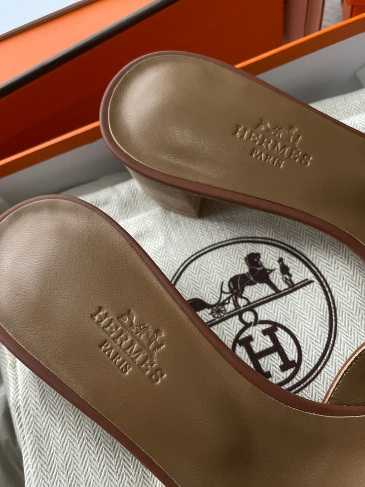 Hermès Classic H Slippers in Cream Leather