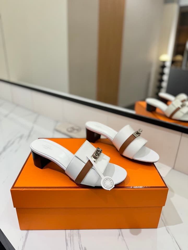 Hermès Classic Smooth Cowhide Heeled Sandals in Beige