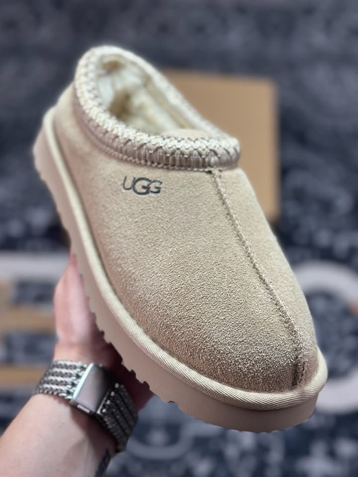 UGG Tazz Platform Snow Boots in Light Beige Suede
