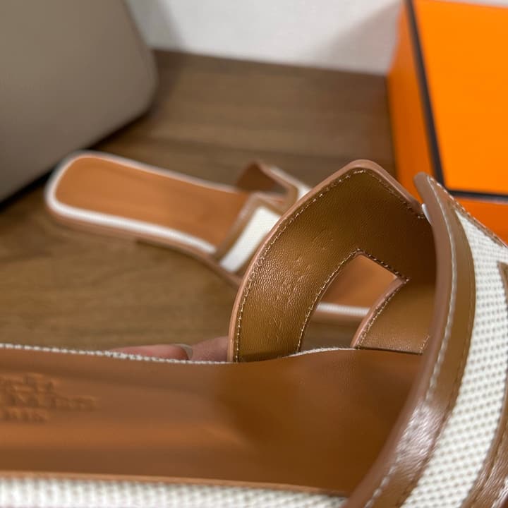 Hermès Oasis H Flat Sandals in Taupe Strap