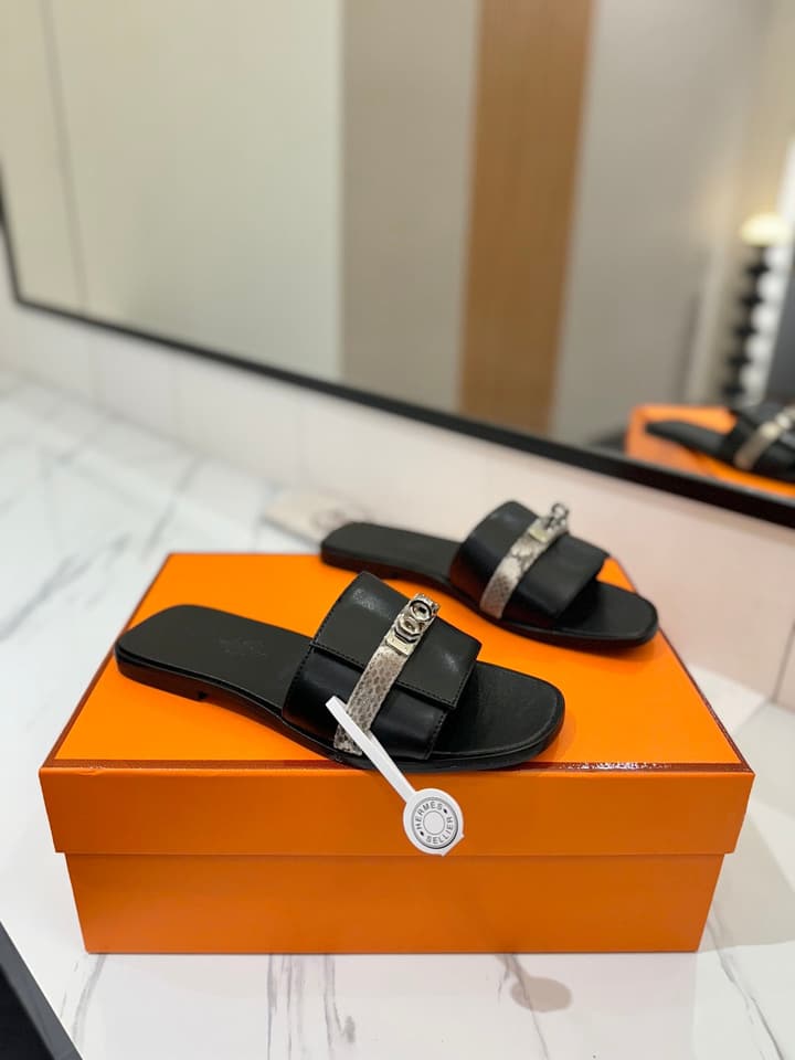 Hermès Classic Timeless Leather Sandals in Black