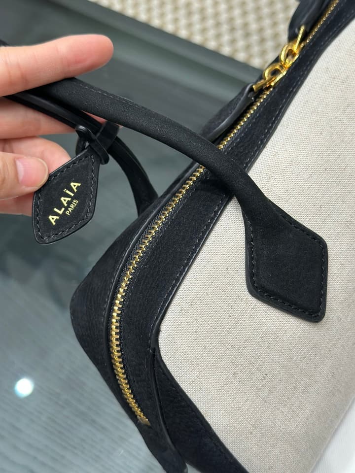Alaïa Le Teckel Dachshund Bag in Cream And Black