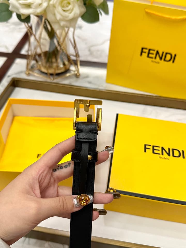Fendi Classic Leather Belt – 2.5cm in Black Leather With Antique Gold Buckle