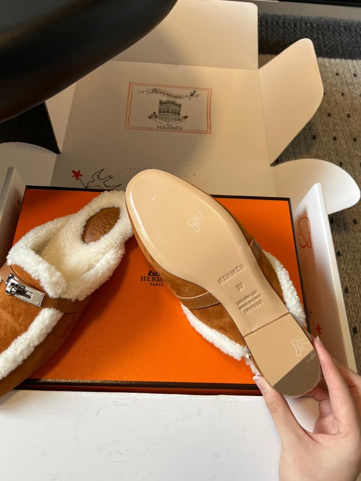 Hermès Leather Mules – 25FW in Black With White Fur