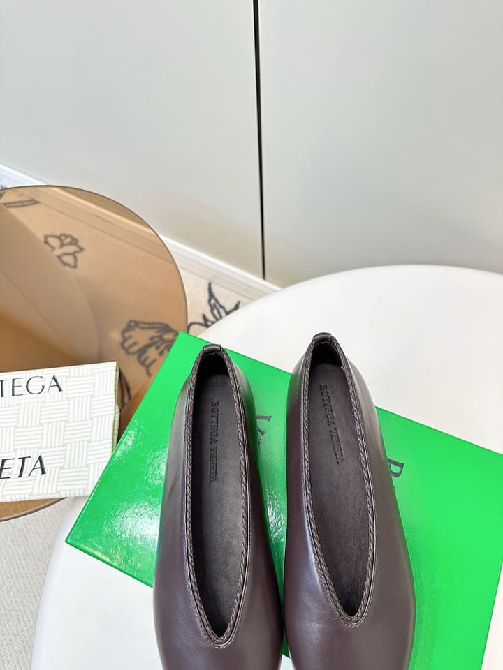 Bottega Veneta Woven Flats – 2025 Collection in Black