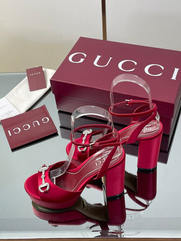 Gucci Platform Rhinestone Horsebit Sandals – Spring/Summer Collection – 2025 in Black Patent