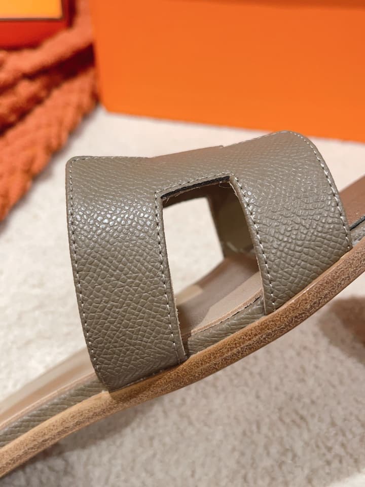 Hermès Oasis H Flat Sandals in Taupe Strap