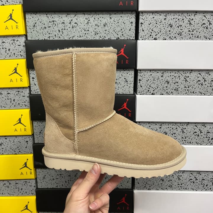 UGG Thick-Soled Low-Cut Fur-Lined Snow Boots in All Black Mini