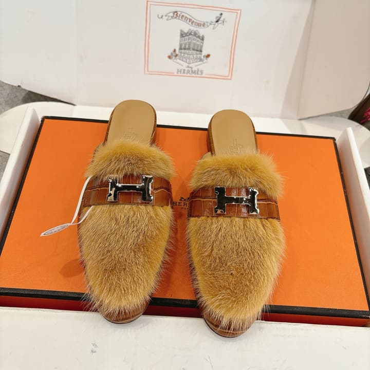 Hermès Mink Suede Loafers & Mules – Autumn/Winter Collection in Black Fur With Gold H