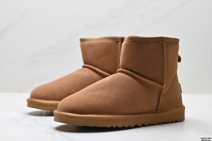 UGG Classic Ultra Mini Platform Snow Boots in Chestnut