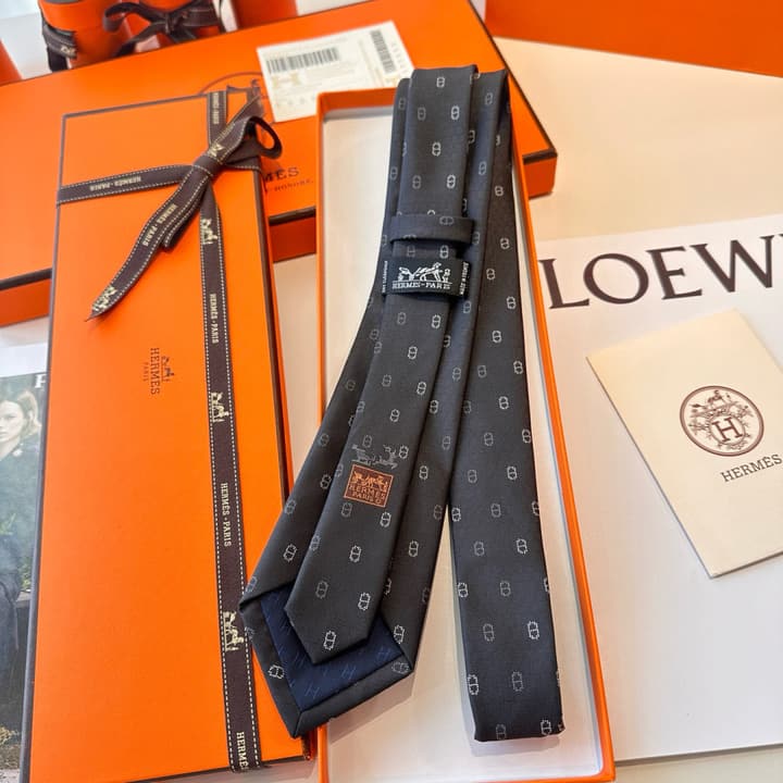 Hermès Men's Winter Anchor Chain Silk Tie – New Collection in Black