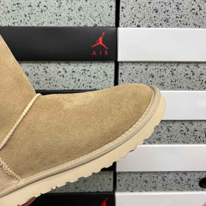 UGG Thick-Soled Low-Cut Fur-Lined Snow Boots in All Black Mini