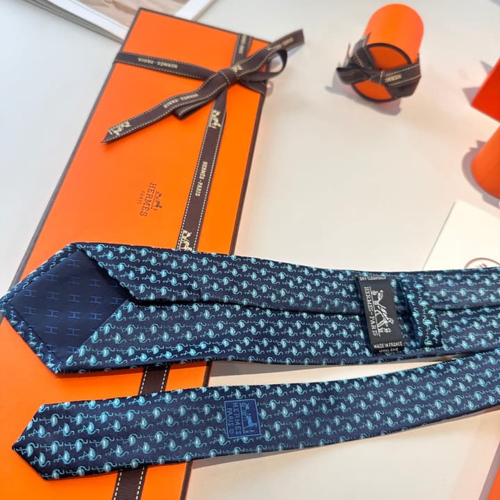 Hermès Animal Series Men's Silk Tie in Blue With Pink Pattern