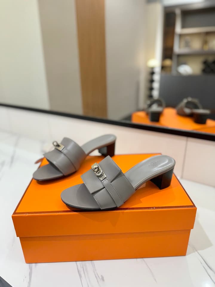 Hermès Classic Smooth Cowhide Heeled Sandals in Beige