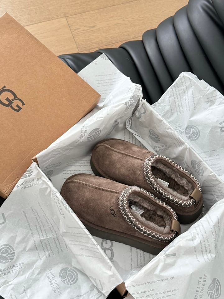 UGG Sheepskin Snow Boots – Autumn/Winter Essential in Dark Grey Suede