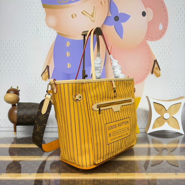 Louis Vuitton Neverfull Bandoulière Inside Out Tote Bag in Red