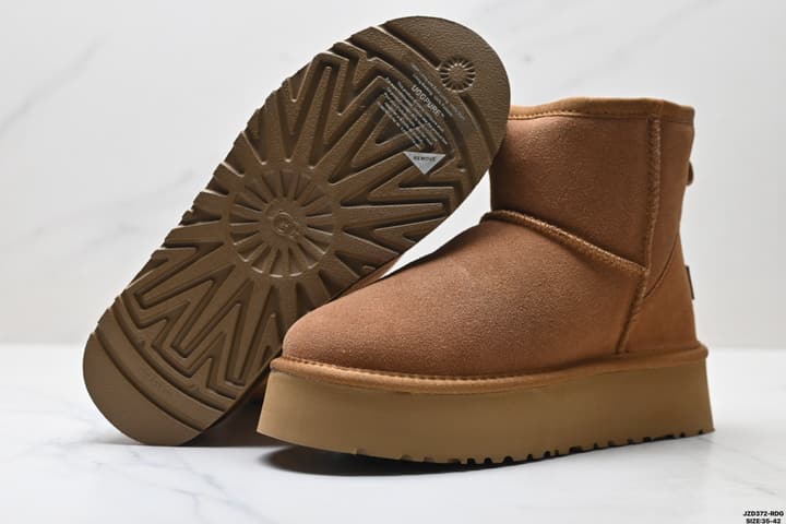 UGG Classic Ultra Mini Platform Snow Boots in Classic Chestnut