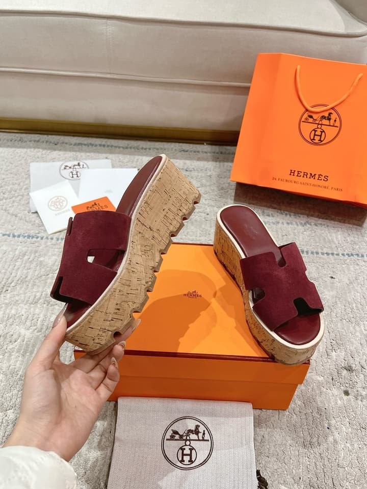 Hermès Wedge Sandals – 2024 Spring/Summer Collection in Bright Red Suede