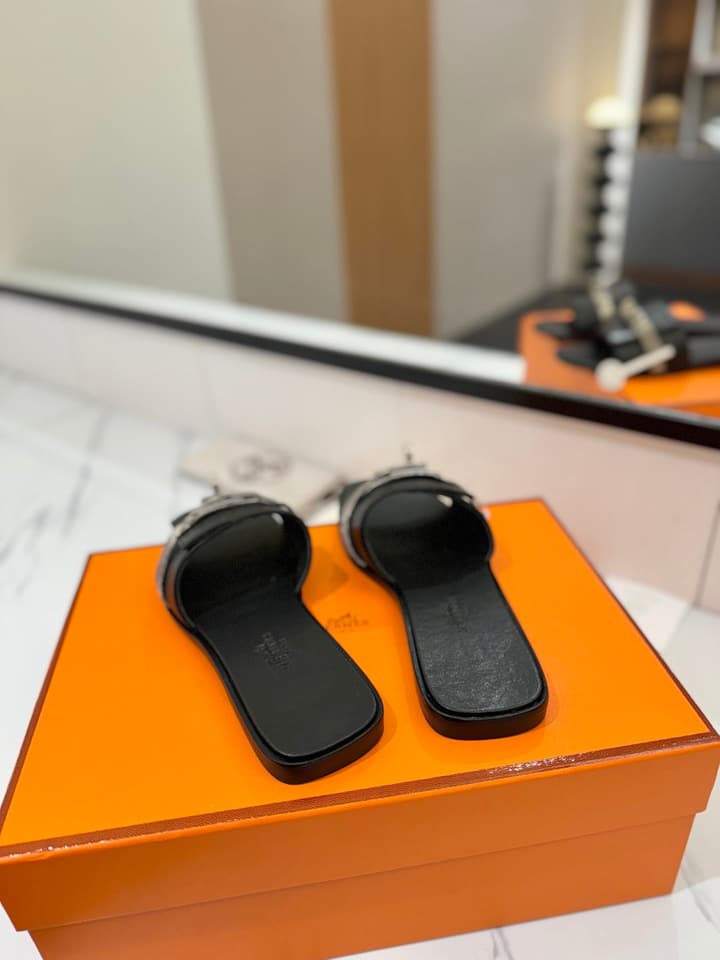 Hermès Classic Timeless Leather Sandals in Black