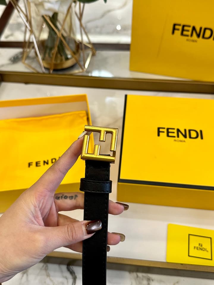 Fendi Classic Leather Belt – 2.5cm in Black Leather With Antique Gold Buckle