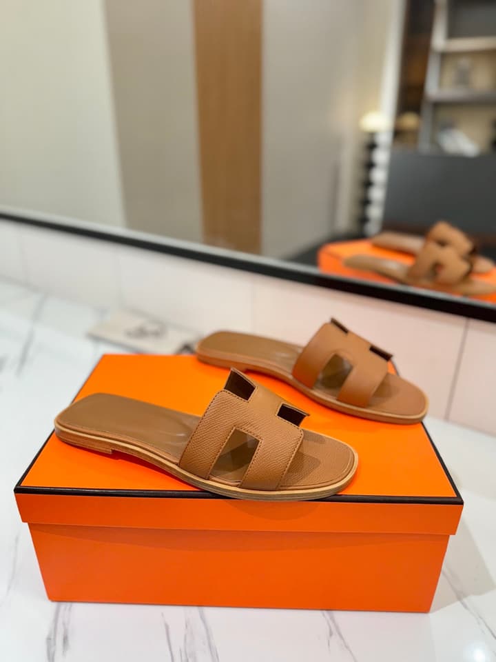 Hermès Classic H Palm Grain Leather Sandals in Black