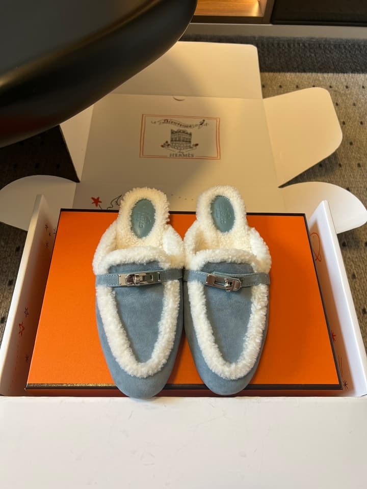 Hermès Leather Mules – 25FW in Black With White Fur