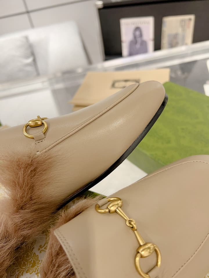 Gucci Toscana Wool Loafers – Autumn/Winter Must-Have in Black Leather With Tan Fur