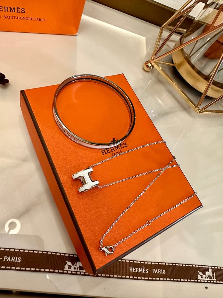 Hermès Oval Enamel 18K Gold Jewelry Set