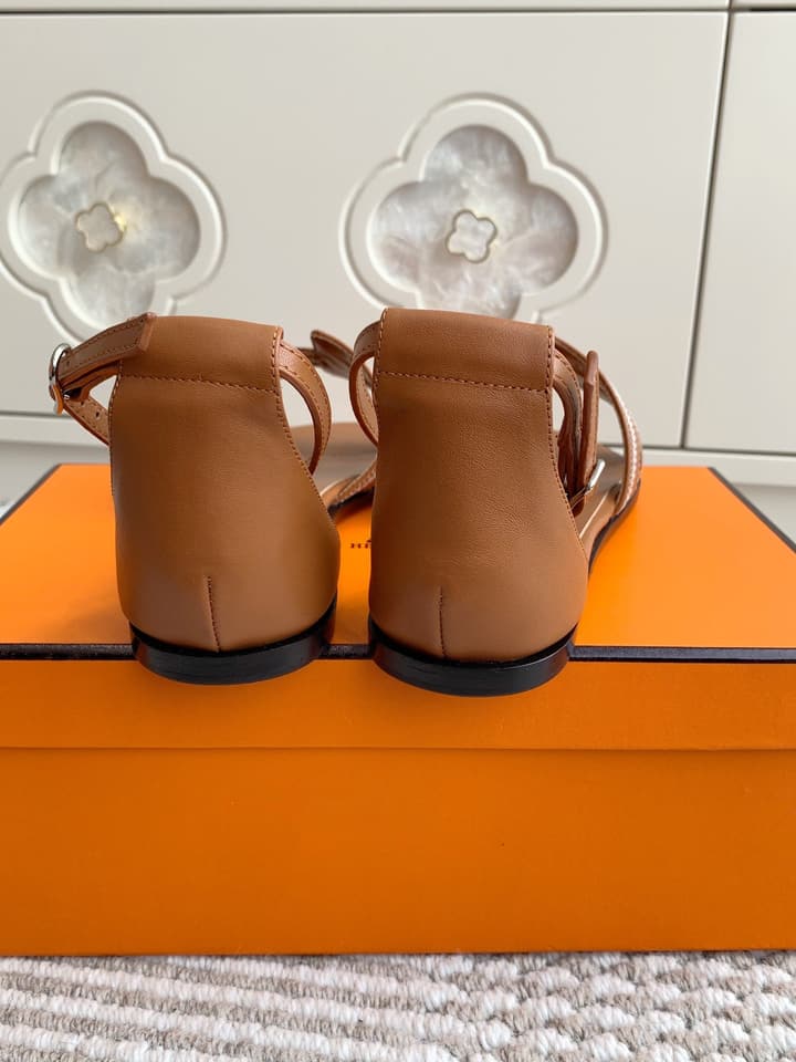 Hermès Santorini Classic H Flat Sandals in Taupe